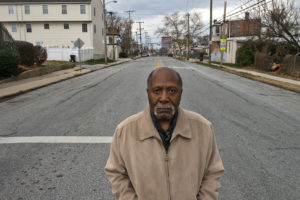马文·托马斯(Marvin Thomas)是一名长期从事公民活动的人士，他站在南桥的一个十字路口，这里近年来多次被洪水淹没。