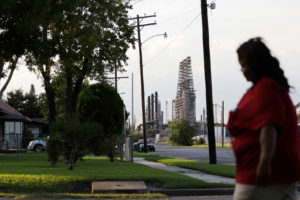 德克萨斯州亚瑟港(Port Arthur, Texas)一座大型炼油厂旁边的一条住宅区街道。这座城市有超过三分之二的人口是非洲裔和拉美裔。