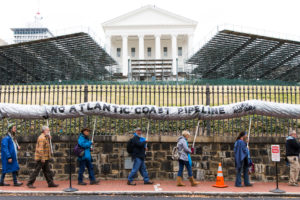 示威者抗议2017年里士满弗吉尼亚国会大厦外的大西洋海岸管道项目。