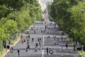 5月10日，行人和骑自行车的人在马德里市中心的Castellana大道上，该大道禁止车辆通行。
