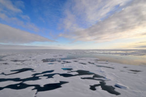2009年8月，在北极海上的海冰上融化池。