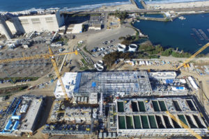 位于加州海岸的克劳德“巴德”刘易斯卡尔斯巴德海水淡化厂每天向圣地亚哥提供5000万加仑的淡水。