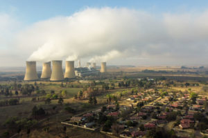 燃煤亨德里娜电站旁边的南非普兰省普马兰加省镇。
