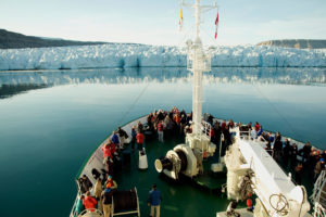 乘客的Akademik约飞,一个俄罗斯考察之船,2014年8月,在加拿大的北极地区。