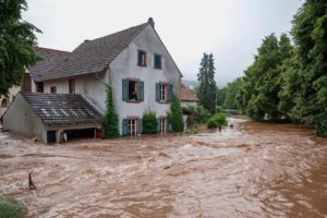 通过Erdorf淹没Kyll河肆虐,在2021年7月,德国。