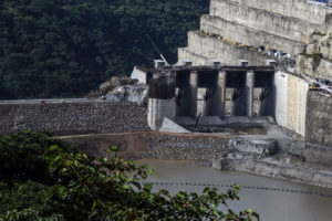 今年4月，哥伦比亚伊图安戈大坝建筑工地发生山体滑坡，迫使至少2.5万人撤离。