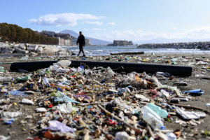 海滩在那不勒斯,意大利2018年风暴后覆盖着塑料垃圾。