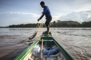 渔民将他在湄公河净在去年8月雨季的高度。