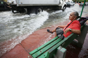 在迈阿密海滩(上图)，和美国东海岸的其他地方一样，季节性涨潮造成的洪水近年来由于海平面上升而变得更188金宝搏亚洲体育搏彩加严重。