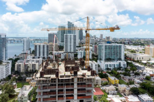 建设一个新的高层公寓2014年在迈阿密。