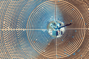 特太阳能发电站、太阳能多相复杂位于摩洛哥,是世界上最大的太阳能发电厂,能源容量510兆瓦。第三阶段的设施,820英尺的努尔III塔看到这里,使用7400定日镜镜子集中太阳的能量来加热熔融盐500 - 1022华氏度,产生蒸汽发电。