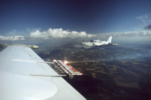 云种散播设备机翼的飞机飞过北达科他州。