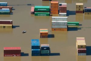 集装箱被困在洪水在Riesa港口,德国。