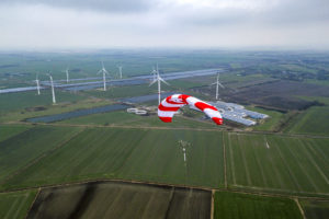 天帆的机载风力涡轮机发电的飞行员在Klixbull,德国。