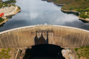 工程师们发现裂缝在420英尺高的卡里巴水库大坝在南部非洲赞比西河。