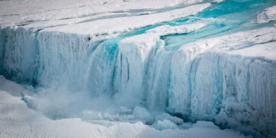 融合水从南极洲的南森冰架上流出。