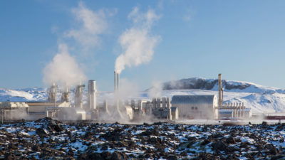冰岛格林达维克附近的Svartsengi地热发电站。