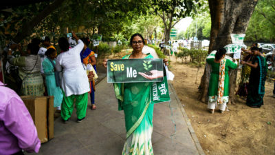 妇女示威者抗议计划于2018年6月在新德里削减超过14,000棵树的成员。