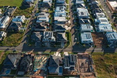 在澳大利亚西北悉尼配备屋顶太阳能电池板的新房屋。