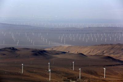 2016年7月，中国西北省新疆省的数百个风力涡轮机。