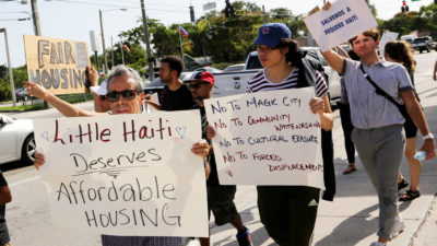 2019年，示威者抗议迈阿密小海地社区拟议中的开发项目，称该项目将导致长期居民流离失所。