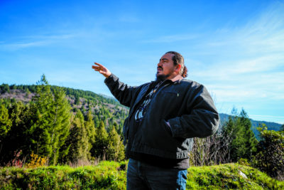 Yurok部落副主席Frankie Joe Myers在保护群体的帮助下购买的土地上。