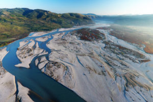 此前有害的vjosa河沿着它的银行留在阿尔巴尼亚的宽阔的砾石沉积物，因为它向亚得里亚海蜿蜒而来。