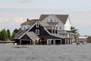 2012年，新泽西州巴内加特湾(Barnegat Bay)外曼托洛金(Mantoloking)的房屋被桑迪(Sandy)破坏。