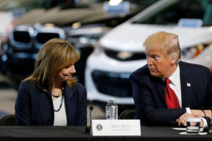 2017年3月，通用汽车首席执行官玛丽·巴拉在密歇根州伊普西兰蒂镇的一场新闻发布会上与特朗普总统交谈。