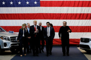 总统特朗普与美国汽车行业高管和澳门省威斯兰蒂尼，密歇根州伊斯兰蒂尼斯·斯科特·普鲁特（左侧）。 