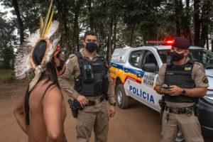 一名土著人民hã-Hã-Hã-HãeMan在他的村庄受到土地抢劫者的威胁后，寻求对Minas Gerais军事警察的保护。