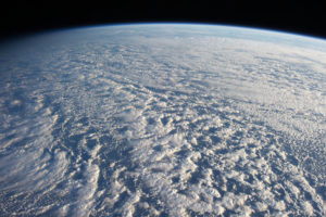 在太平洋上的纹脉云，日本北部。