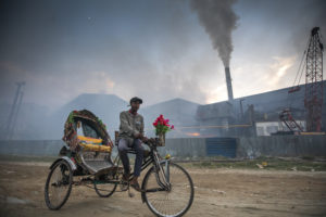 孟加拉国Narayanganj的钢铁碾磨机。精心设计的碳市场可以在发展中国家刺激公司以减少排放。
