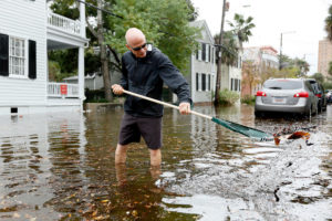 南卡罗来纳州的夏尔斯顿居民在2015年10月的潮汐洪水中消除了排水的碎片。这座城市现在经历了50天的“阳光灿烂的日子”洪水洪水一年。