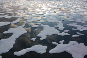 北极海洋海冰融化如从美国海岸警卫队防寒刀堆积堆积。