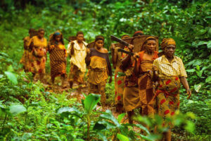 来自巴卡社区的妇女，在刚果共和国的猎人聚会部落。