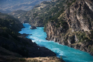 在智利的巴塔哥尼亚地区自由流动的贝克河。在抗议活动中，2014年撤销了水道上的主要水电项目的许可证。