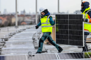 安装在柏林奥林匹克体育场屋顶上的太阳能阵列。