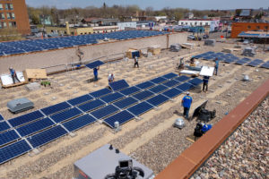 一个社区204千瓦的太阳能电池阵列安装在示罗神殿的屋顶国际部门在明尼阿波利斯。