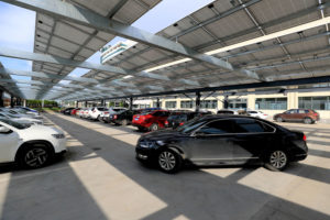 位于中国楚州的Anhui Quanchai Engine Co.，Ltd。的工厂的太阳能覆盖的停车场。