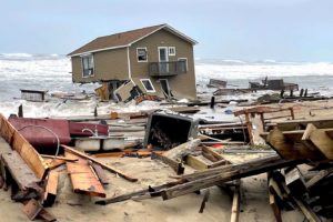 北卡罗来纳州的一所房子Rodanthe崩溃到海洋风暴期间,2022年5月。
