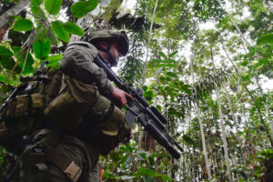 一名政府士兵在哥伦比亚南部瓜维亚雷一个曾经激烈战斗的地区巡逻。