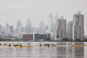 皮划艇运动员于2018年在费城附近的特拉华河划船。