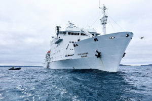 8月24日，Akademik Ioffe在加拿大北极的浅滩上搁浅后。