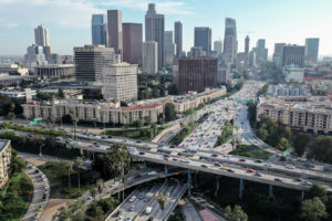 2022年4月4日，洛杉矶市中心的交通。