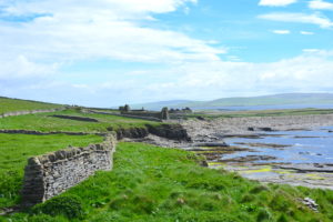在苏格兰的Rousay岛海岸上的废墟，因为海平面上升和暴风雨而侵蚀。