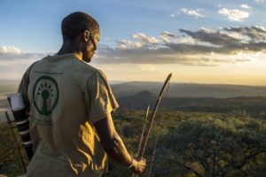 哈德童子军以西结Phillipo俯瞰坦桑尼亚的Yaeda山谷。