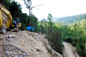 印尼军方清除树木的一段Trans-Papua巴布亚岛北部的高速公路。