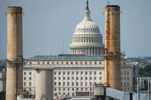 美国国会大厦的两侧是大厦发电厂的堆栈，这是一家化石燃料燃料的发电厂。