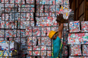 去年6月在哥斯达黎加的设施堆积了回收的材料。